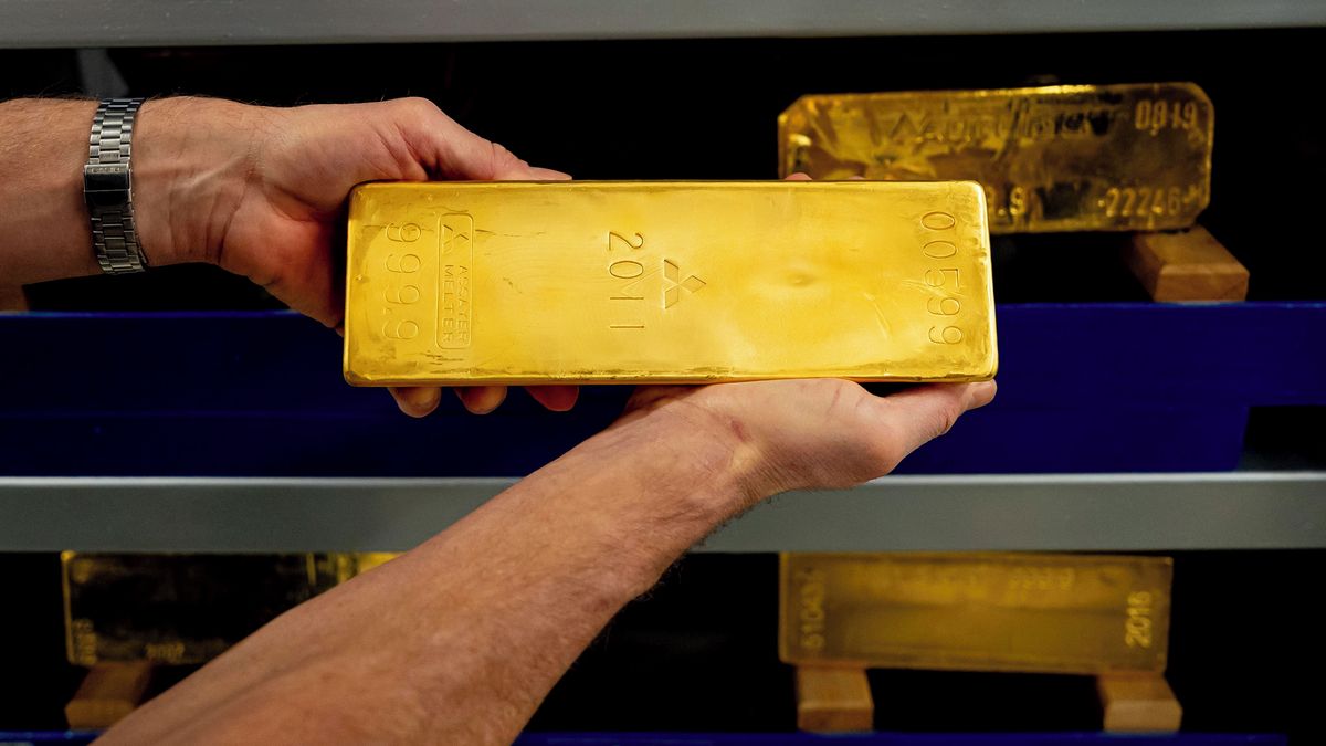 Zlato po dvoudenním poklesu směřuje k největšímu dennímu růstu za 18 let